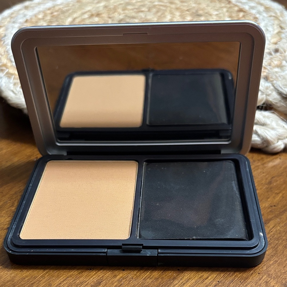 Makeup Forever Blurring Powder Foundation- shade Y425